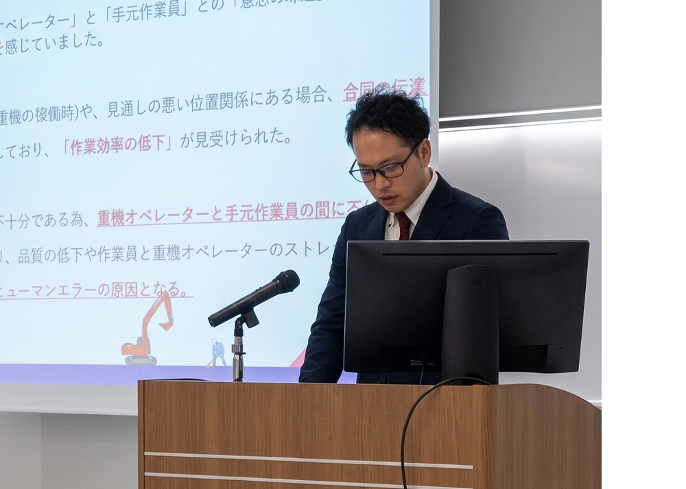 お客様へ提案を行う前里興業の営業スタッフ