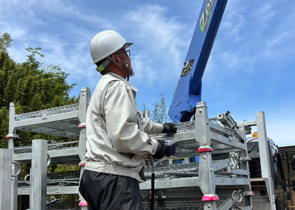 重機を操作する前里興業のオペレーター