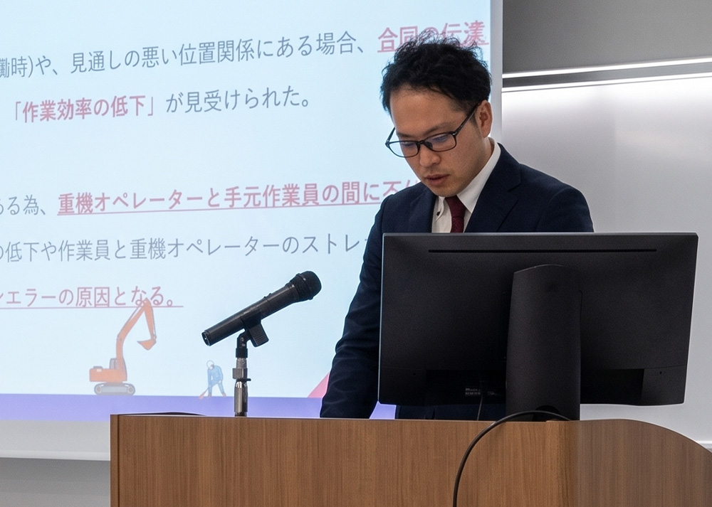 お客様へ提案を行う前里興業の営業スタッフ