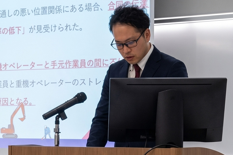お客様へ提案を行う前里興業の営業スタッフ