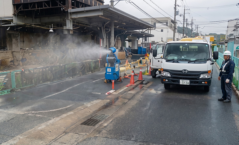 周辺環境への配慮 散水を行い粉じん対策を実施する工事現場