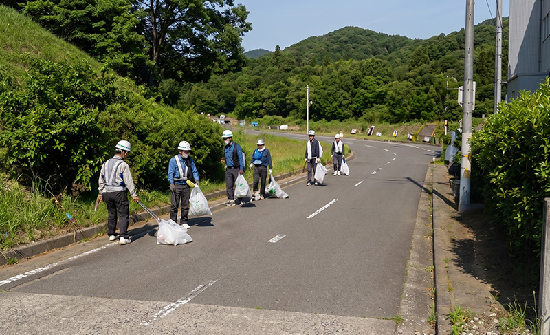 地域との共生 地域清掃活動に取り組む前里興業の社員