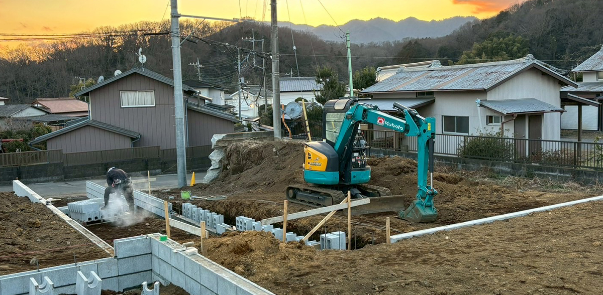 重機による宅地造成工事を行う前里興業の施工風景